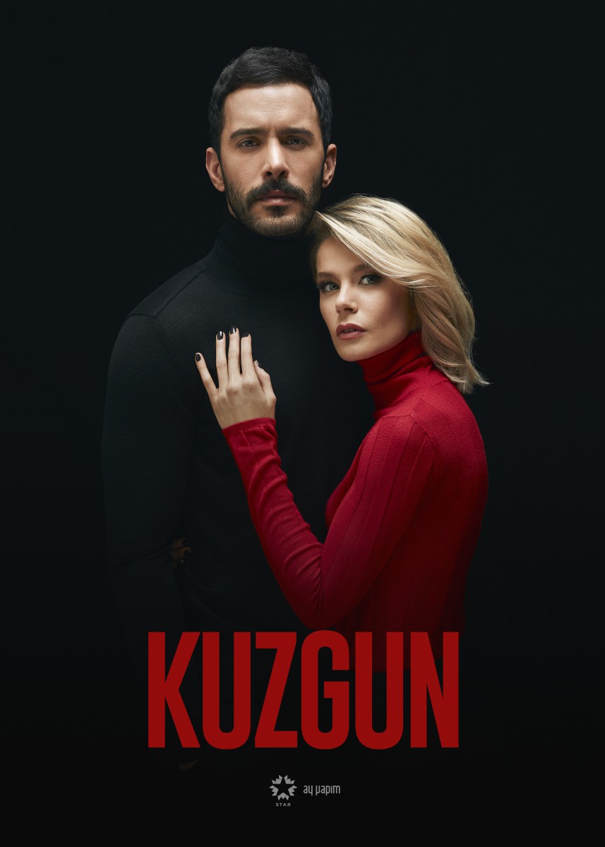 Barış Arduç e Burcu Biricik como Kuzgun e Dila na novela turca Kuzgun